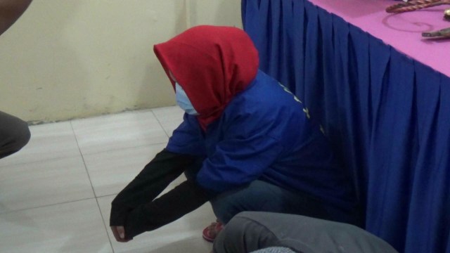 ROZA, Ibu Rumah Tangga di Pekanbaru ditangkap usai menjadi penadah motor curian dengan dibeli Rp 2 juta. 