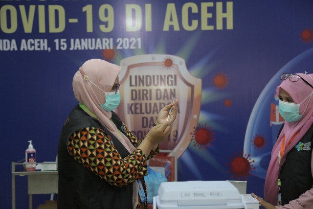 Pelaksanaan program vaksinasi corona di RSUDZA Banda Aceh untuk tenaga kesehatan (nakes) pada Kamis (21/1). Foto: Abdul Hadi/acehkini