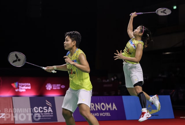 Ganda Putri Indonesia Apriyani Rahayu dan Greysia Polii pada pertandingan Thailand Open 2021, di Impact Arena, Bangkok, Thailand, Sabtu (23/1). Foto: Erika Sawauchi/Badmintonphoto/BWF