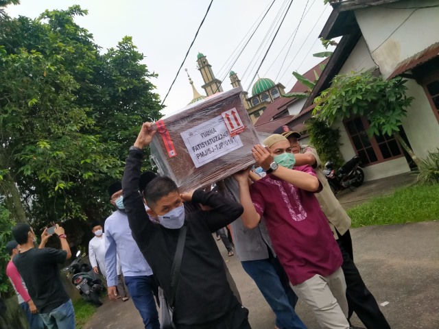 Kerabat membawa peti jenazah Yumna. Foto: Lydia Salsabila/Hi!Pontianak