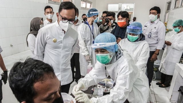 Vaksinasi corona untuk tenaga kesehatan di Kota Bogor. Foto: Dok. Pemkot Bogor