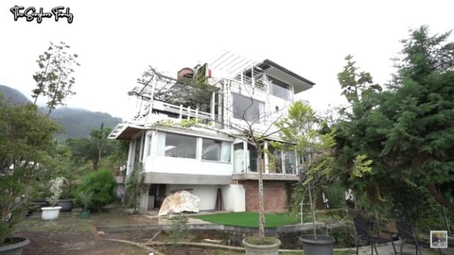 Melihat Rumah Kayu Mark Sungkar yang Punya Desain Unik dan ...