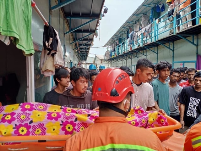 Proses evakuasi jenazah karyawan PT IWIP yang meninggal dunia di mes perusahaan. Foto: Istimewa