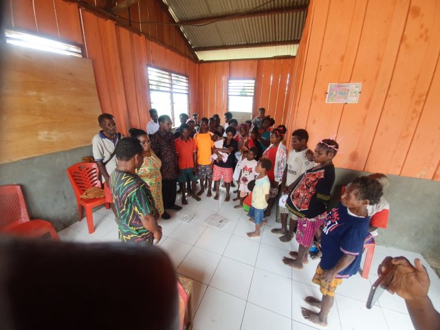 Kunjungan Wakil Bupati Tambrauw yang didampingi istri tercinta di Gereja GKI Pniel Bamusbama
