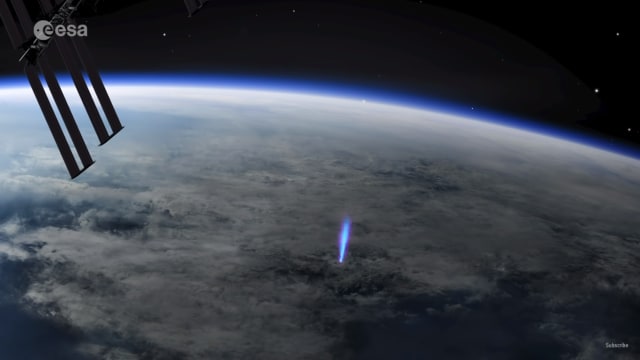 Petir jet biru yang tertangkap Stasiun Luar Angkasa Internasional pada 26 Februari 2019. Foto: European Space Agency via YouTube