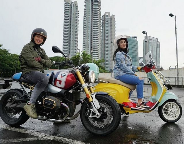 Aksi 7 Selebritis saat Berada di Atas Sepeda Motor (134128)
