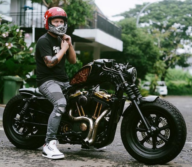 Aksi 7 Selebritis saat Berada di Atas Sepeda Motor (134129)