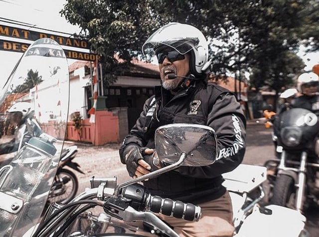 Aksi 7 Selebritis saat Berada di Atas Sepeda Motor (134131)