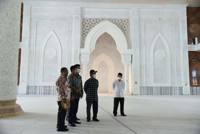 Wagub Kalteng dan Bupati Barito Utara saat berada di Islamic Center Muara Teweh.