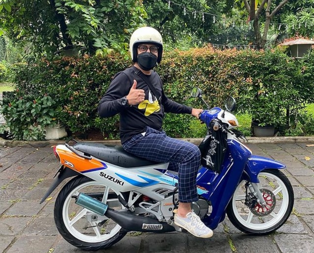 Aksi 7 Selebritis saat Berada di Atas Sepeda Motor (134132)