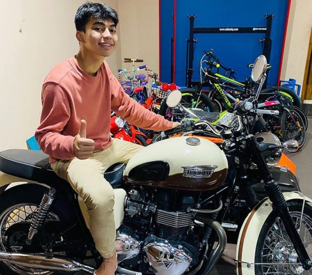 Aksi 7 Selebritis saat Berada di Atas Sepeda Motor (134133)