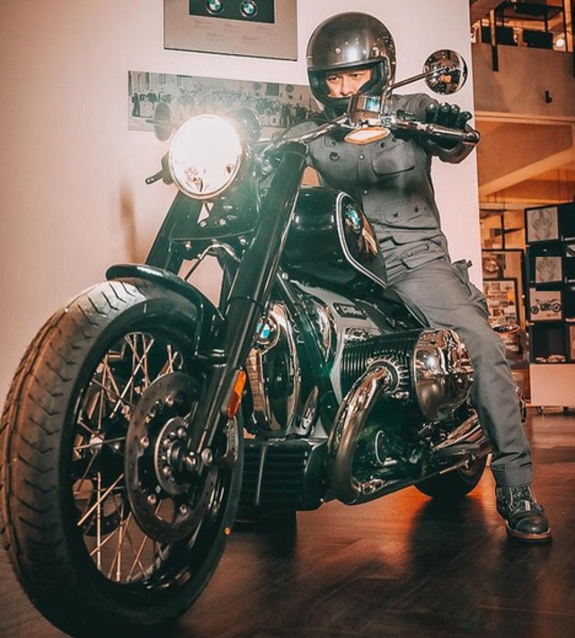 Aksi 7 Selebritis saat Berada di Atas Sepeda Motor (134134)