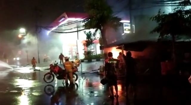 Kebakaran Besar Terjadi di Dekat SPBU Margomulyo, Surabaya