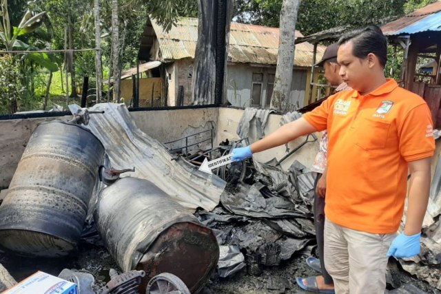 Personel polisi melakukan identifikasi di lokasi terjadinya kebakaran tiga rumah dan satu ruko di Simeulue, Aceh. Foto: Dok. Polres Simeulue