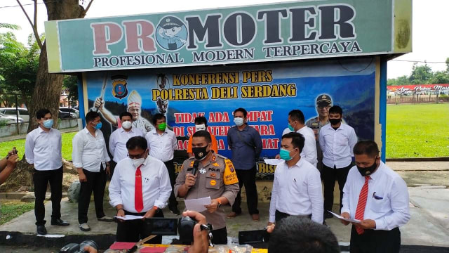 Polisi saat memaparkan kasus pembunuhan di Desa Simempar, Kecamatan Gunung Meriah, Kabupaten Deli Serdang, Sumatera Utara. Foto: Dok. Istimewa