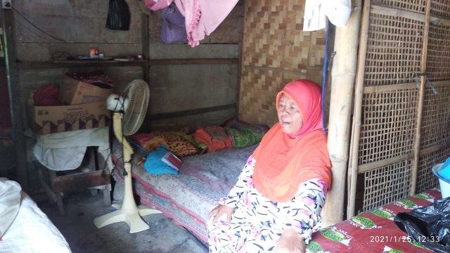 Ramisah (67) warga Kelurahan Candiroto, Kabupaten Kendal, Jawa Tengah akan digugat oleh anak kandungnya Maryanah (47) masalah tanah warisan. Foto: kumparan