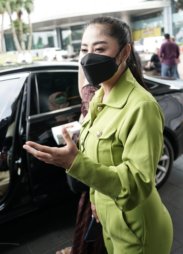 Penyanyi dangdut  Dewi Perssik saat ditemui dikawasan Tendean, Jakarta, Senin, (25/1). 
 Foto: Ronny