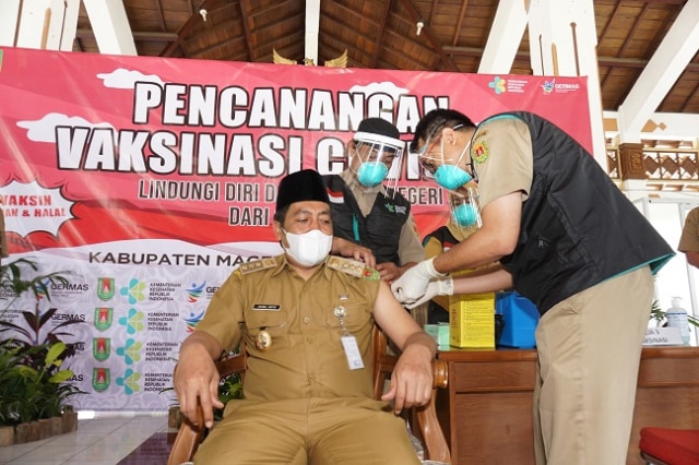 Bupati Magelang, Jawa Tengah, Zaenal Arifin Saat mendapatkan vaksinasi COVID-19 dari petugas kesehatan di Rumah Dinas, Senin (25/1/2021). foto: istimewa