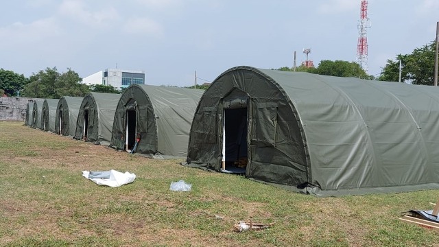 8 tenda ruah sakit lapangan sudah berdiri dari 20 tenda yang direncanakan dibangun di Benteng Vastenburg Solo