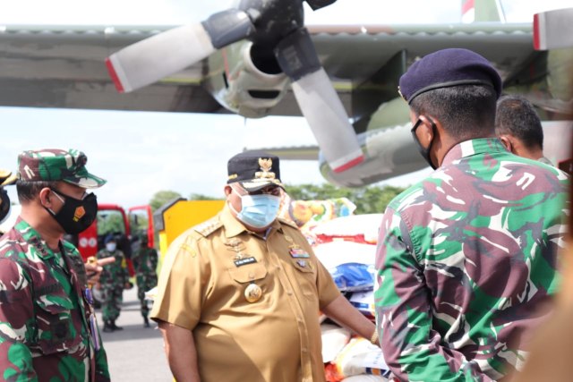 Gubernur Sultra, H Ali Mazi saat menyaksikan langsung pelepasan puluhan ton sembako ke Sulbar. Foto: Gery for kendarinesia.