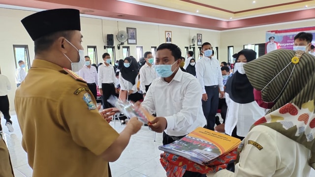 Kepala Cabang Dinas Pendidikan Provinsi Jawa Timur, Wilayah Bojonegoro dan Tuban, Adi Prayitno SPd MM, saat serahkan SK CPNS. (foto: istimewa)