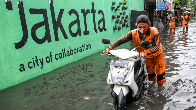 Banjir di kawasan Jakarta Selatan. Foto: ANTARA FOTO/M Risyal Hidayat