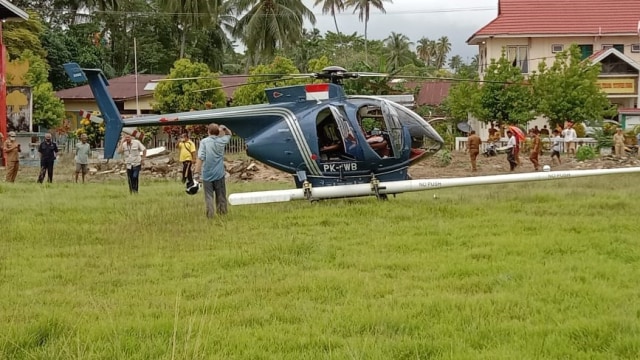 Sebuah Helikopter carteran mendarat darurat disebuah lapangan sepakbola di Desa Tinabogan, Kecamatan Dondo, Tolitoli, Sulteng, Senin (25/1). Foto: Istimewa