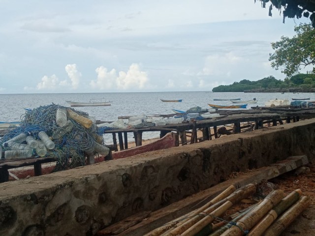 Alat bantu berupa tali dan pelampung untuk mengikat dan membudidayakan rumput laut milik para petani rumput laut di Desa Palilolon, yang tidak lagi digunakan hanya karena ada serangan penyakit ice-ice dan predator penyu dan ikan.