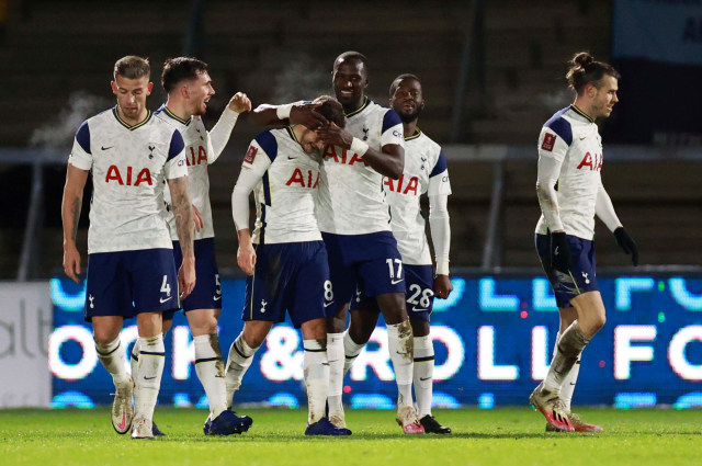 Selebrasi pemain Tottenham Hotspur saat melawan Wycombe Wanderers di Adams Park, High Wycombe, Inggris. Foto: Hannah McKay/Reuters