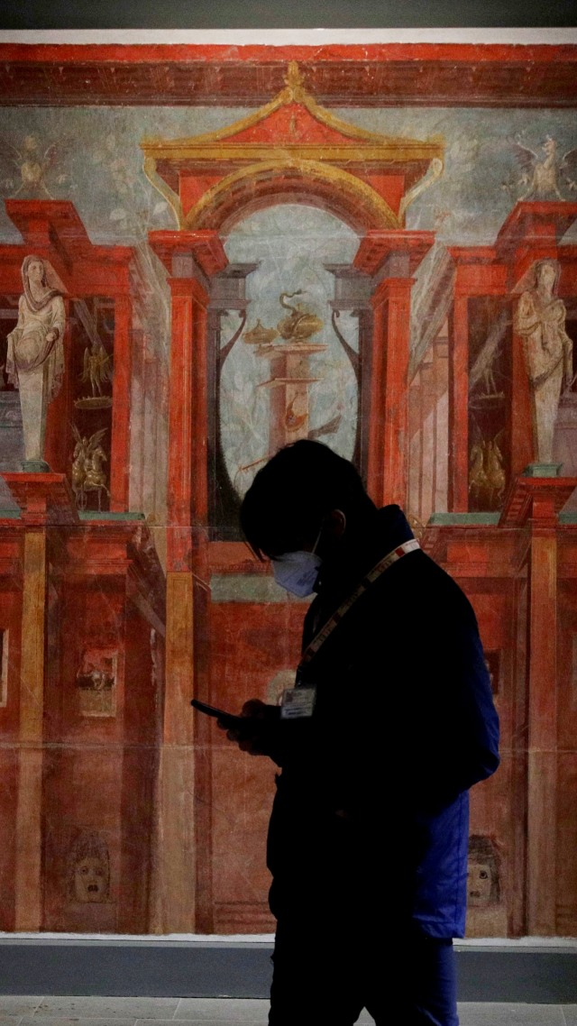 Pengunjung berjalan melintasi koleksi bersejarah di museum Antiquarium di Pompeii, Italia. Foto: Gregorio Borgia/AP Photo