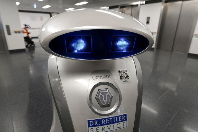 Robot Franziska membersihkan lantai sebagai pengganti personel pembersih selama fase uji coba di rumah sakit Neuperlach, Munich, Jerman. Foto: Andreas Gebert/REUTERS