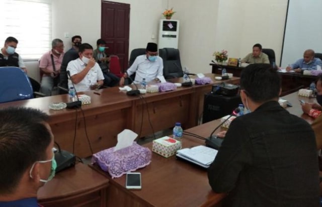 Suasana rapat dengar pendapat di ruang Banggar DPRD Natuna, Senin (25/1/2021) (Foto:Yanto/Batamnews)