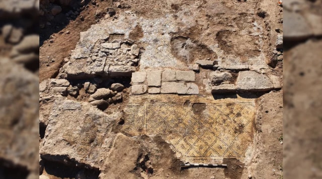 Sisa-sisa gereja tempat prasasti itu ditemukan. Perhatikan mozaik geometris. Foto: Tzachi Lang/Israel Antiquities Authority