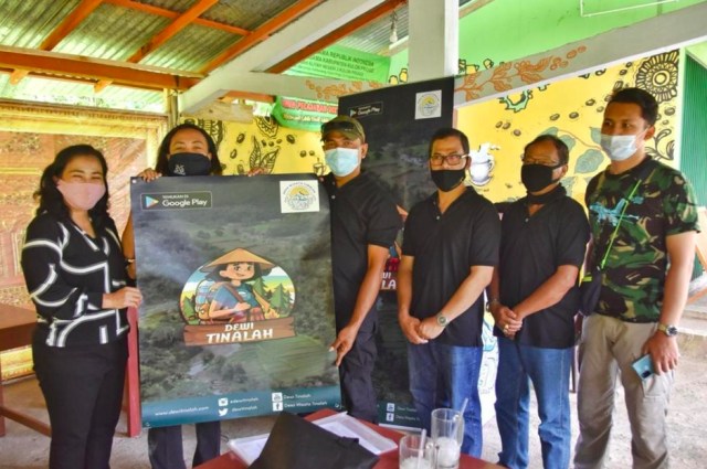 Tim Abdimas UAJY bersama dengan pengelola Desa Wisata Tinalah saat menunjukkan ikon Dewi Tinalah. Foto: dok. UAJY.