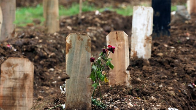 Pemakaman untuk korban COVID-19 di TPU Srengseng Sawah, Jakarta, Senin (25/1). Foto: Willy Kurniawan/REUTERS