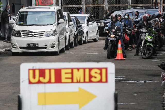 Sejumlah pengendara mobil dan motor antre untuk pemeriksaan uji emisi gas buangan di kantor Dinas Lingkungan Hidup DKI Jakarta, Selasa (26/1). Foto: Fakhri Hermansyah/ANTARA FOTO