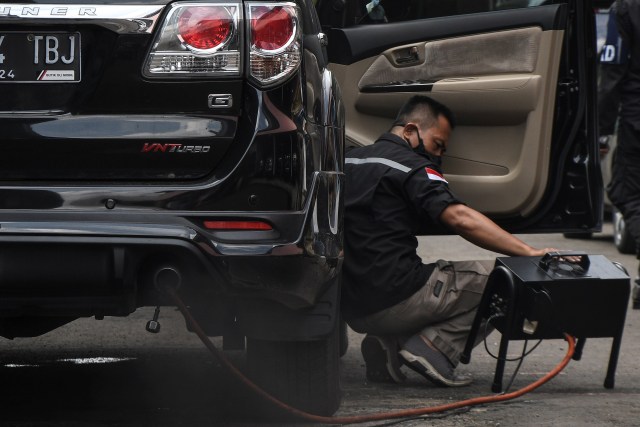 Petugas melakukan pemeriksaan uji emisi gas buangan kendaraan di kantor Dinas Lingkungan Hidup DKI Jakarta, Selasa (26/1).  Foto: Fakhri Hermansyah/ANTARA FOTO