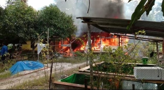 Api yang menghanguskan rumah warga di Lingga (Foto:ist) 