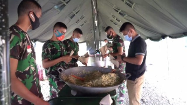 Kodam XIV/Hasanuddin mendirikan dapur lapangan untuk kebutuhan makanan pengungsi korban gempa di Mamuju dan Majene. Foto: Dok. Kodam XIV/Hasanuddin