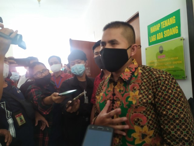 Anak yang Gugat Ayah Kandung di Bandung: Saya Minta Maaf Pak, Saya Punya Dosa (29795)
