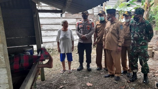 Forum Koordinasi Pimpinan Kecamatan mengunjungi lokasi dua orang yang dipasung di Desa Sambiut, Kecamatan Totikum, Kabupaten Banggai, Sulteng. Foto: Istimewa