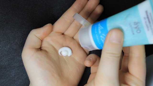 Ilustrasi moisturizer yang dialihfungsikan jadi hand cream. Foto: Unsplash.com/clarephotolover