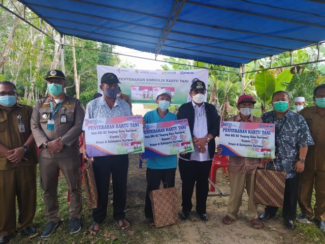 Penyerahan program kartu tani untuk para petani di Kabupaten Karrimun. Foto: Istimewa