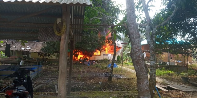 Api melalap rumah di Jalan Engku Aman Kelang, Sawah Indah, Daik, Kabupaten Lingga. Foto: Istimewa