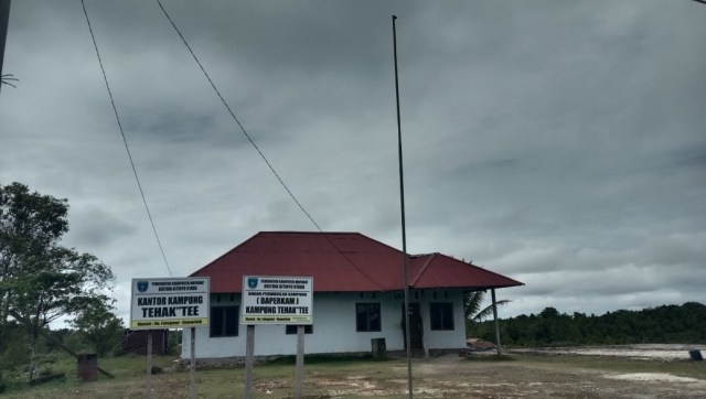 Tampak salah satu kantor kampung yang tidak mengibarkan bendera merah putih di Kabupaten Maybrat. Foto: Jefry