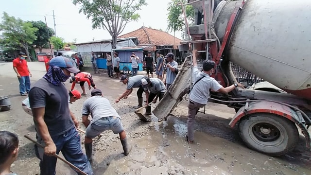 Puluhan warga gotong royong memperbaiki jalan rusak di Desa Grinting, Kecamatan Bulakamba, Kabupaten Brebes. (Foto: Fajar Eko)