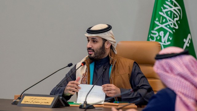 Putra Mahkota Saudi Mohammed bin Salman kenakan Rompi merk Franck Namani saat pertemuan untuk Meluncurkan Strategi Dana Investasi Publik 2021-2025, di Riyadh, Arab Saudi. Foto: Saudi Press Agency/via REUTERS