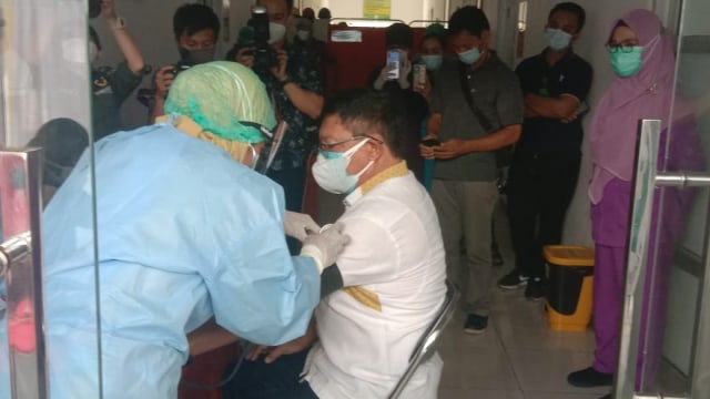 Bupati Poso Darmin Sigilipu saat pemeriksaan darah dalam rangka vaksinasi. Foto: Deddy/PaluPoso