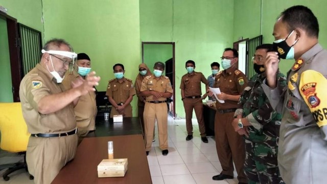 Bupati Buol Amirudin Rauf bersama Satgas COVID-19 saat mengunjungi ruang penyimpanan Vaksin, Selasa (26/1). Foto: Istimewa