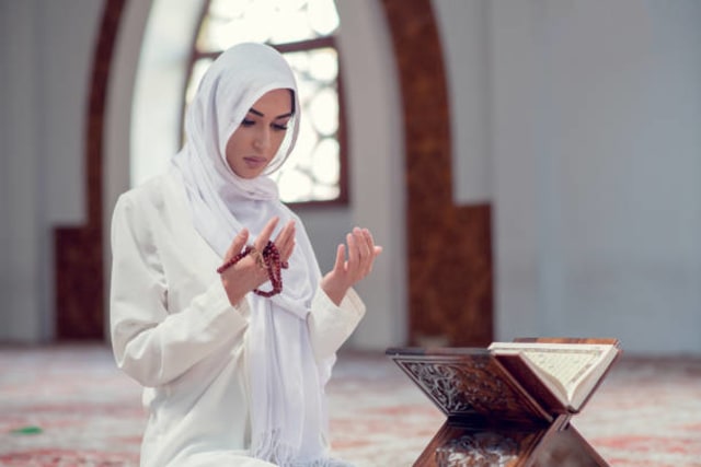 Membaca Doa Setelah Shalat Istikharah untuk Meminta Petunjuk. Foto: dok iStock